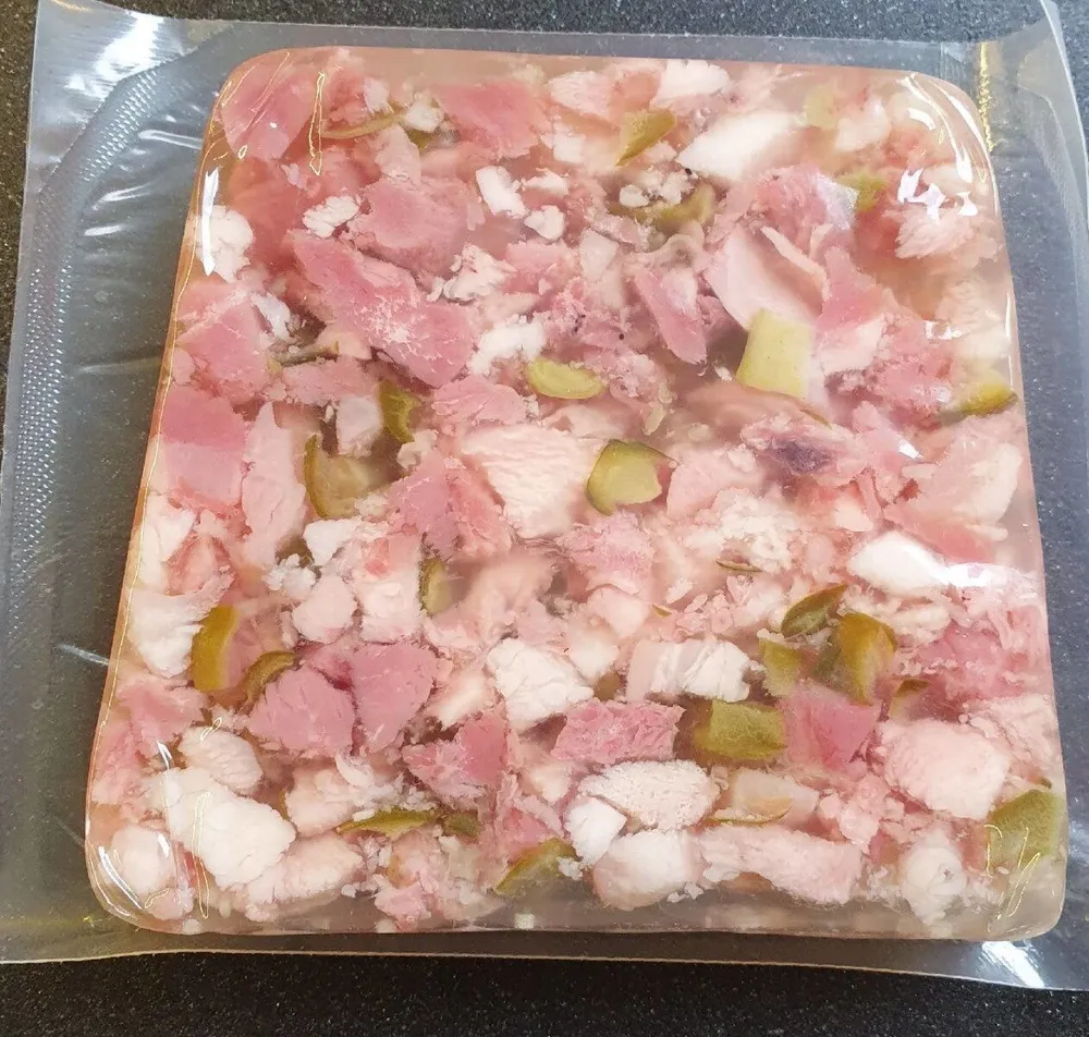 Schweinekopffleisch mit Gurken in Aspik