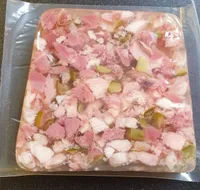 Schweinekopffleisch mit Gurken in Aspik