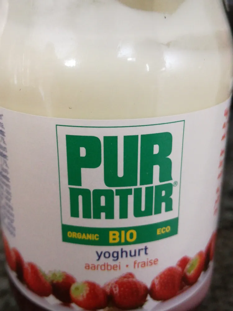 Yogur con una base de fresas ecológico