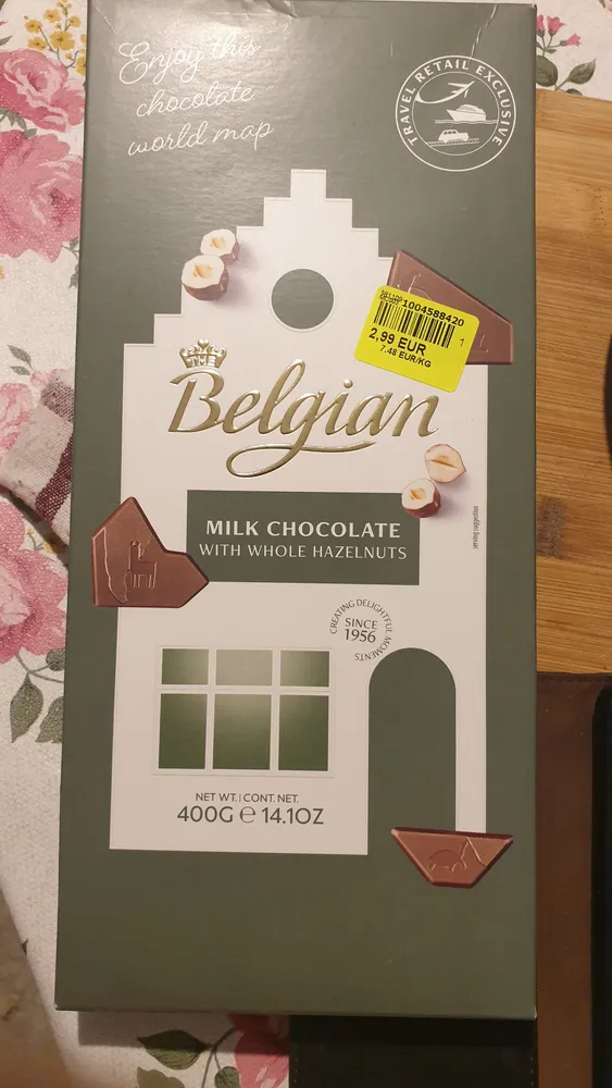 Milk chocolate with whole hazenuts