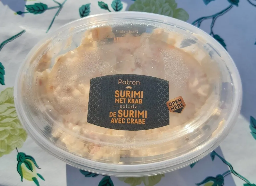 Salade de surimi avec crabe
