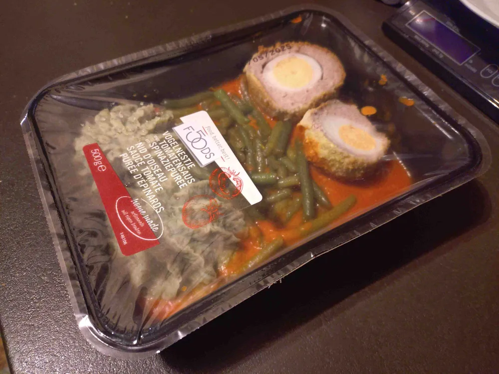 Vogelnestje met tomatensaus en spinaziepuree