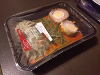 Vogelnestje met tomatensaus en spinaziepuree