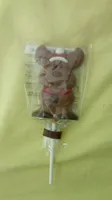 Sucette décorée en chocolat au lait et confiserie colorée
