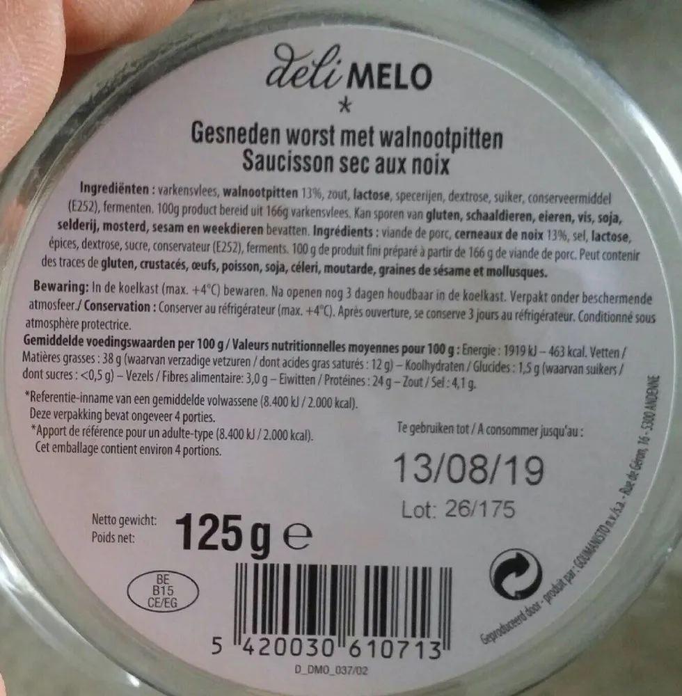 Gesneden worst met walnootpitten