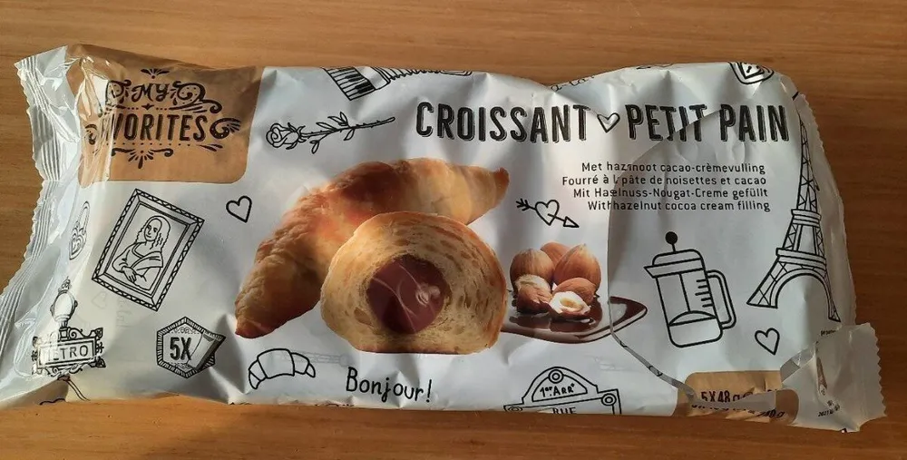 Croissant petit pain fourrée à la pâte de noisettes et cacao