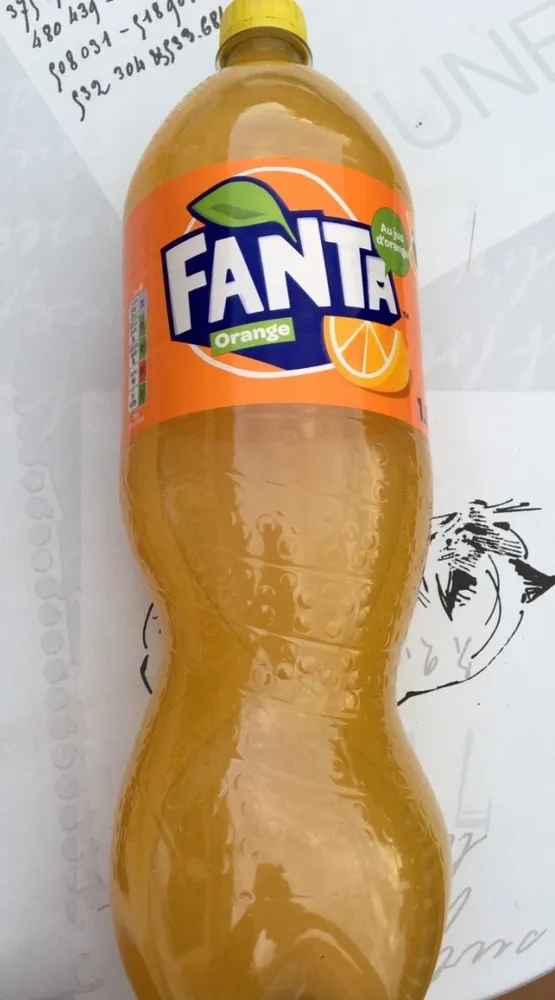 Boisson rafraîchissante au jus d'orange avec sucre et édulcorants