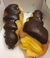 Cornet à la crème et chocolat congelé