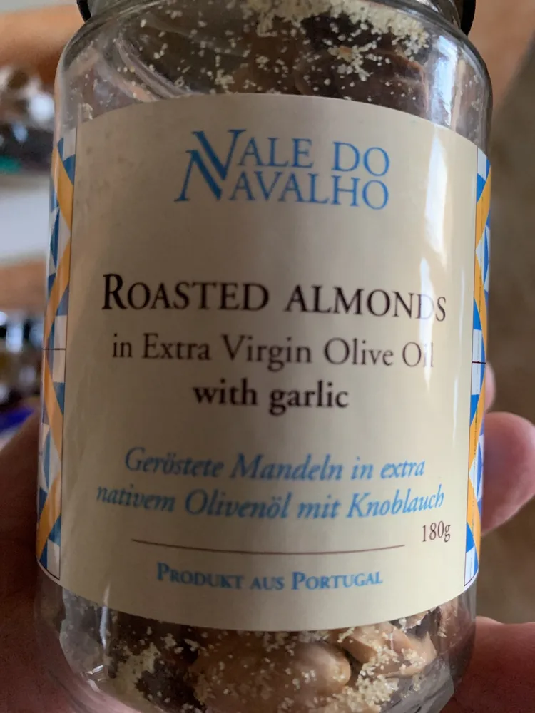 geröstete Mandeln in extra nativem Olivenöl mit Knoblauch