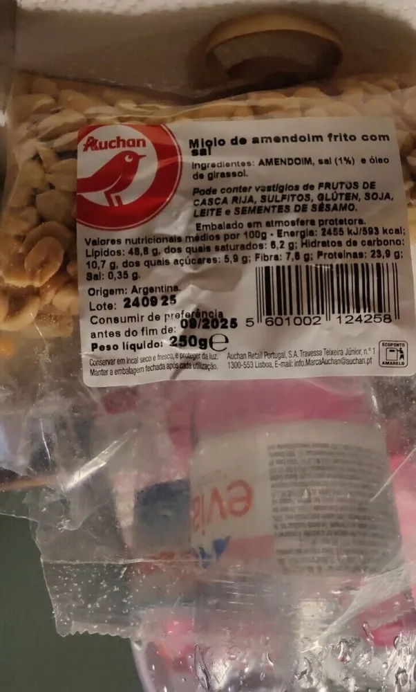 Miolo de amendoim frito com sal