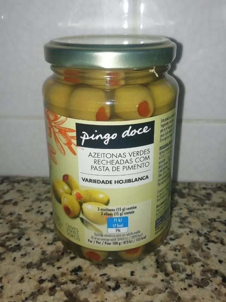 Azeitonas verdes recheadas com pasta de pimento
