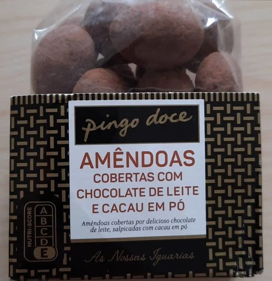 Amêndoas cobertas com chocolate de leite e cacau em pó