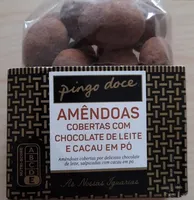 Amêndoas cobertas com chocolate de leite e cacau em pó