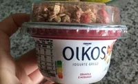Iogurte grego com granola e morango