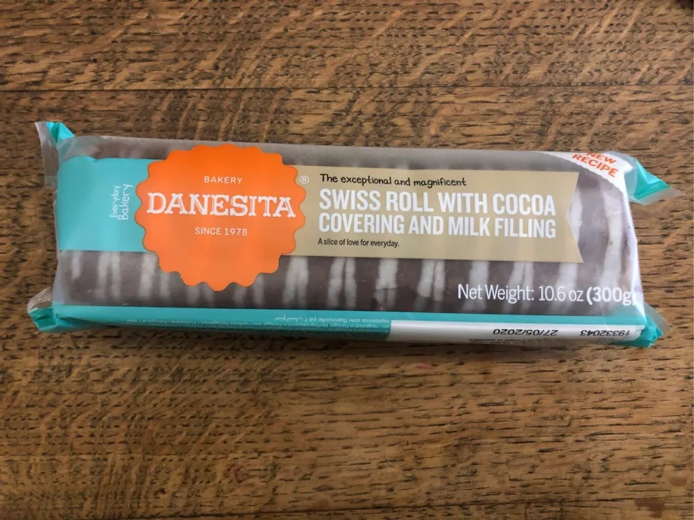 Swiss roll cocoa covering and milk filling