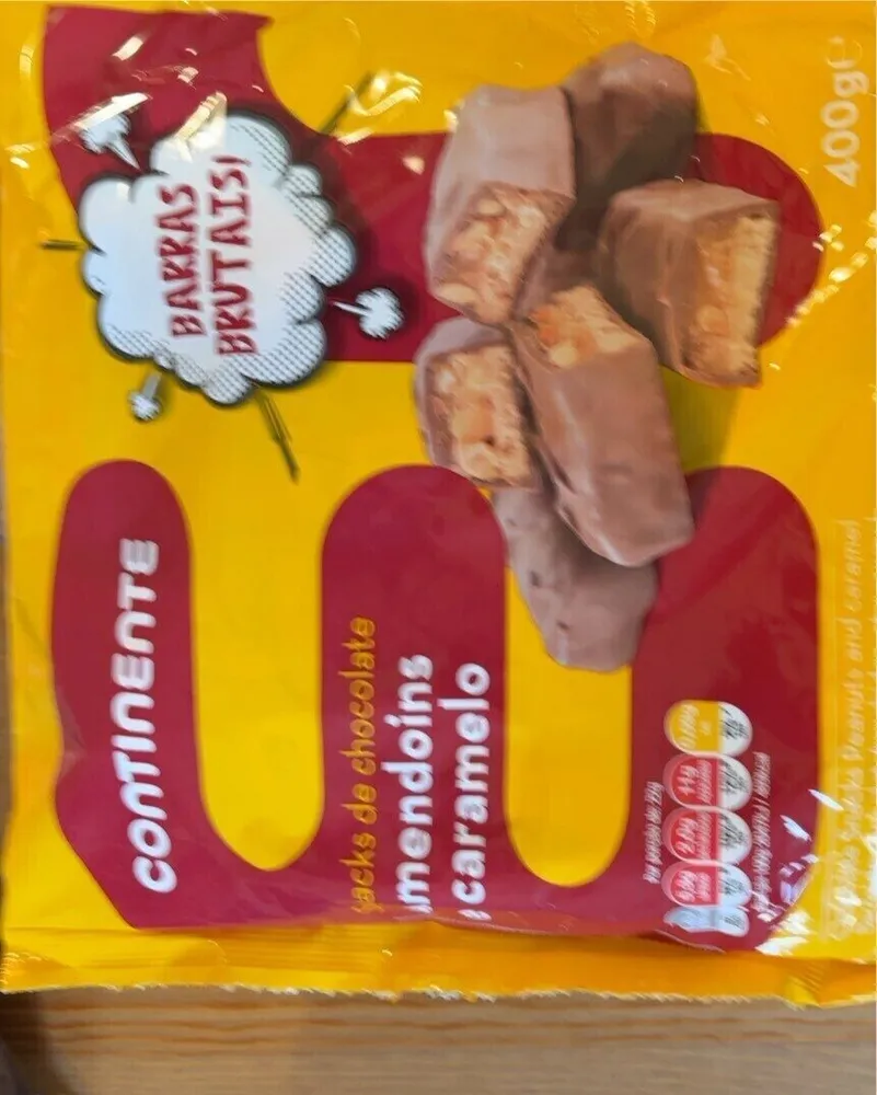 Snacks de chocolate amendoins e caramelo
