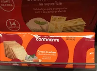 Bolachas Cream Crackers sem sal na superfície