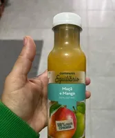 Continente equilíbrio sumo natural de maçã e manga