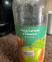 Sumo de maçã, laranja e cenoura equilíbrio