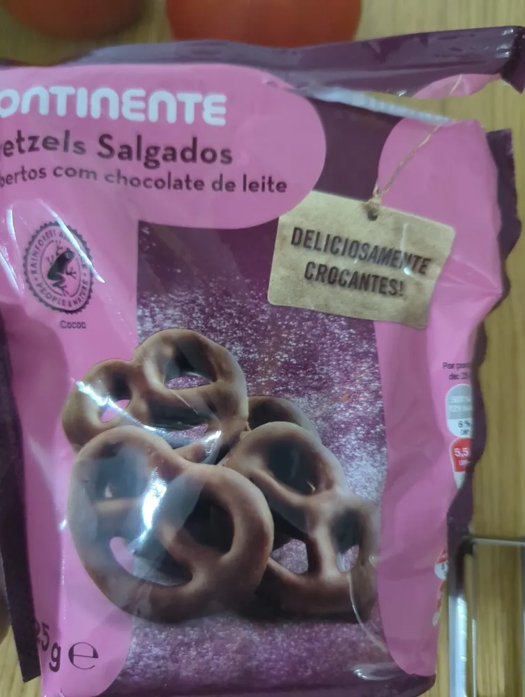Pretzels salgados cobertos com chocolate de leite