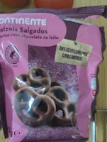Pretzels salgados cobertos com chocolate de leite