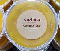 Camponesa com legumes frescos