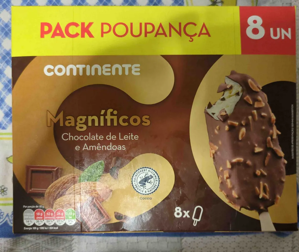 Magníficos chocolate de leite e amendoas
