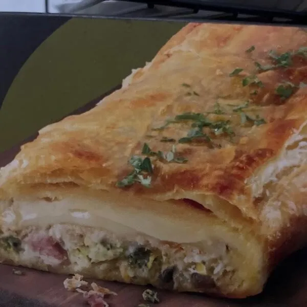 Folhado de Frango e Legumes