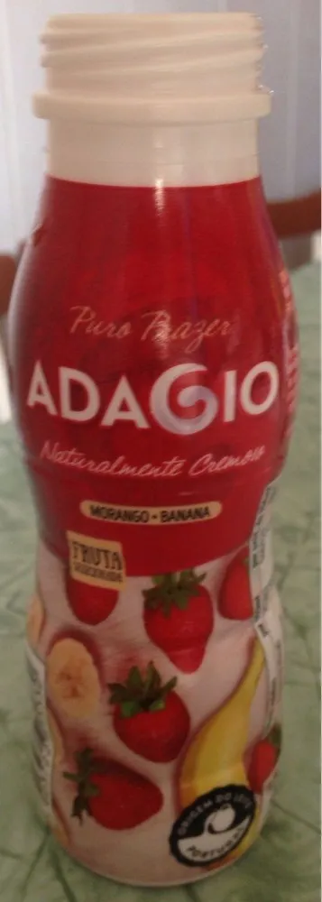 Iogurte liquido com banana e morango