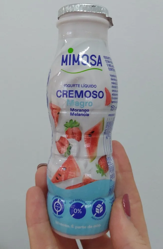 Iogurte líquido cremoso magro morango melancia
