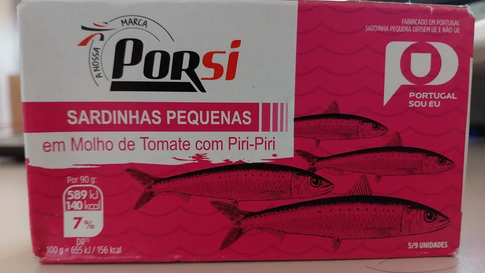 Sardinhas pequenas em molho de tomate com Piri-Piri