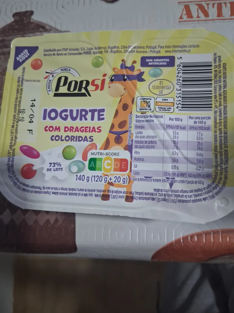 Iogurtes com drageias coloridas
