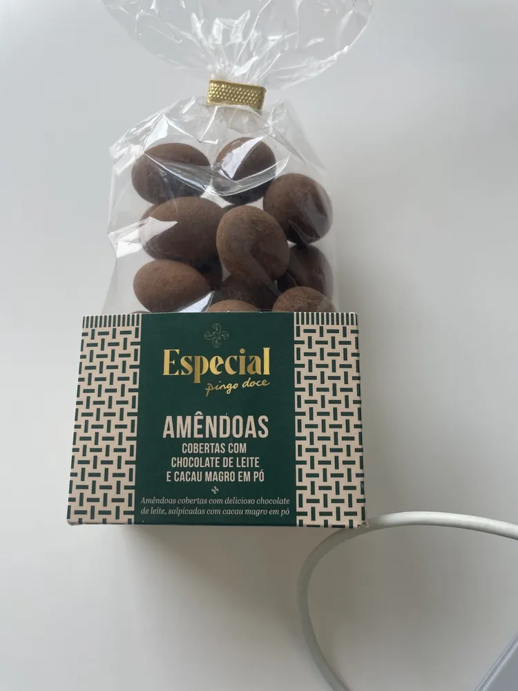 Amêndoas cobertas com chocolate de leite e cacau amargo em pó