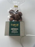 Amêndoas cobertas com chocolate de leite e cacau amargo em pó