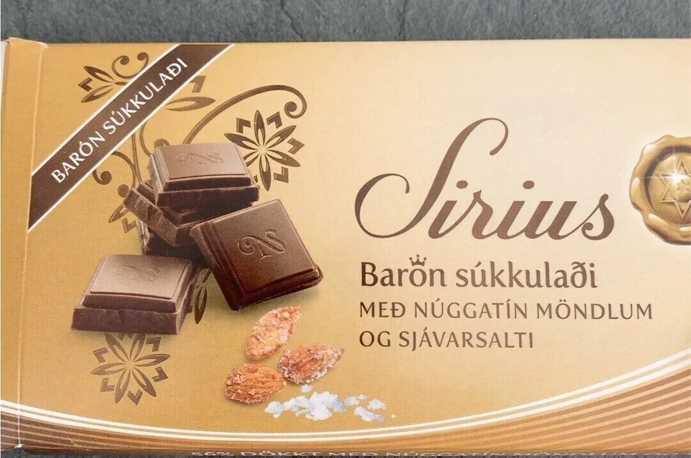 Dark chocolate with caramelized almonds and icelandic sea salt