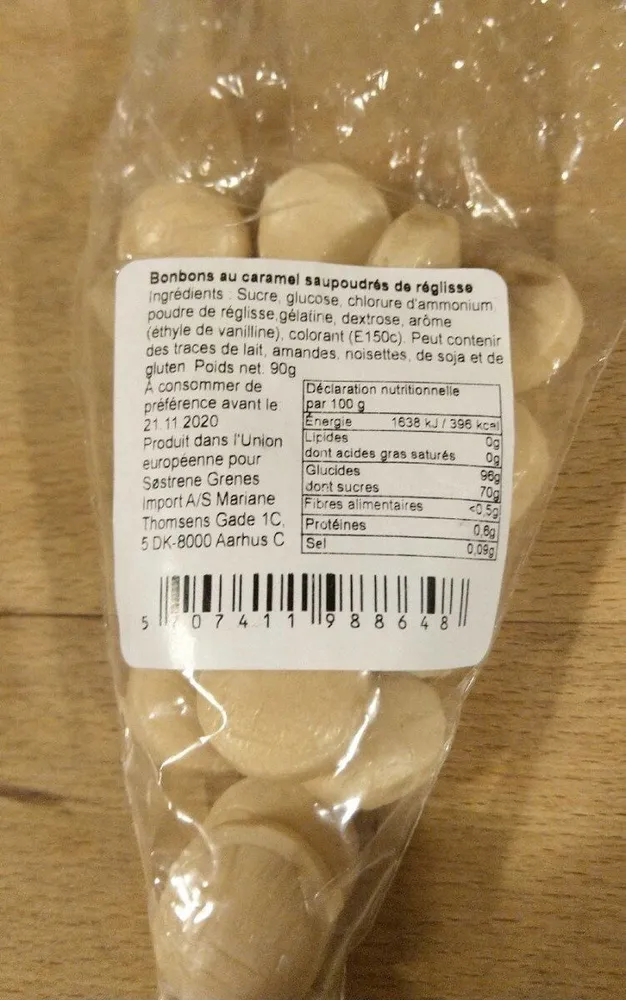Bonbons au caramel saupoudrés de réglisse