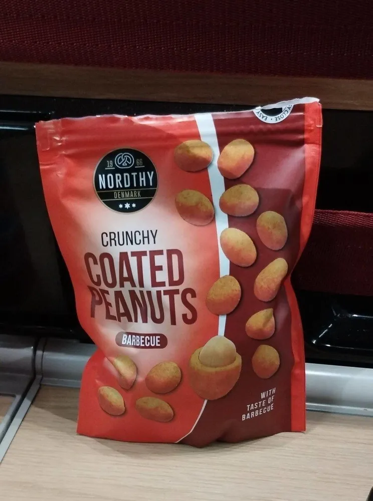 Crunchy coated peanuts