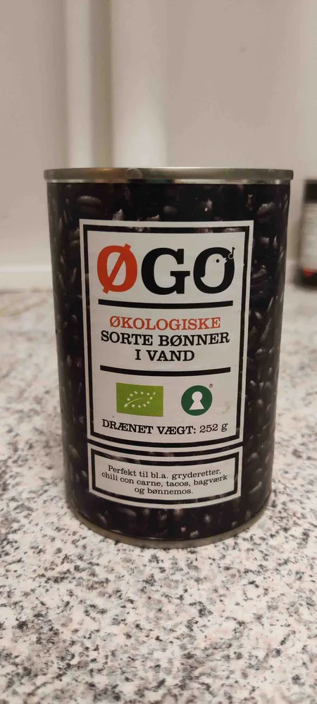 Økologiske sorte bønner i vand