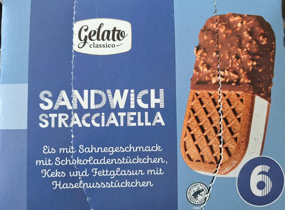Eis mit Sahnegeschmack mit Schokoladenstückchen, kakaohaltigem Keks und kakaohaltiger Fettglasur mit Haselnussstückchen
