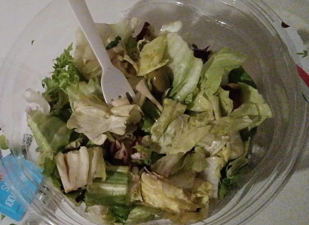 Insalata con formaggio olive e mais