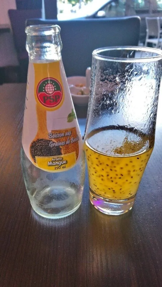Boisson aux graines de basilic mangue