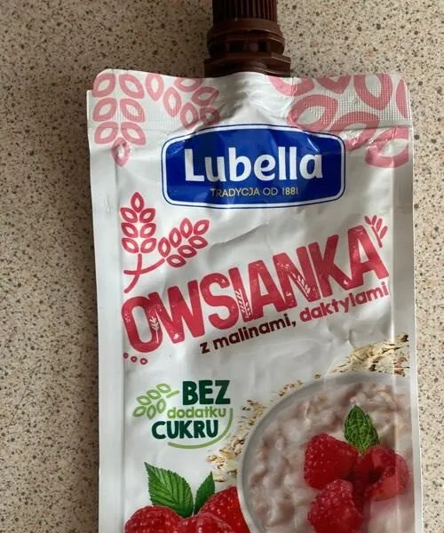 Owsianka z malinami i daktylami