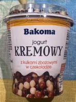 Jogurt kremowy z kulkami zbożowymi w czekoladzie