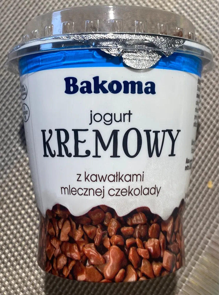 Jogurt kremowy z kawałkami mlecznej czekolady