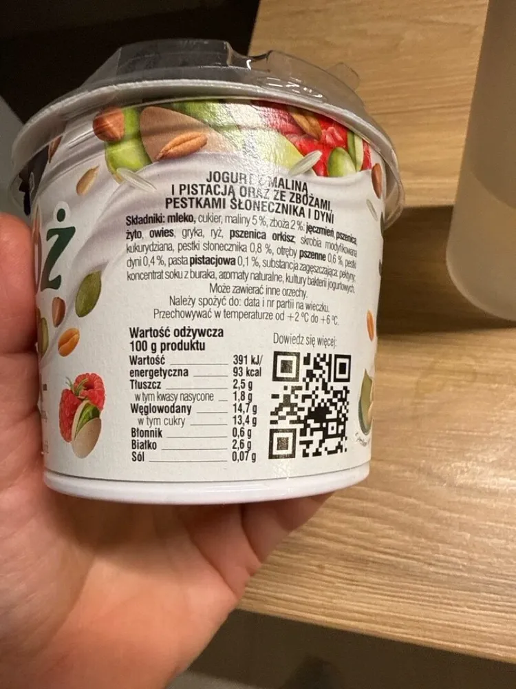 Jogurt i żelatyna z pistacją oraz bezą