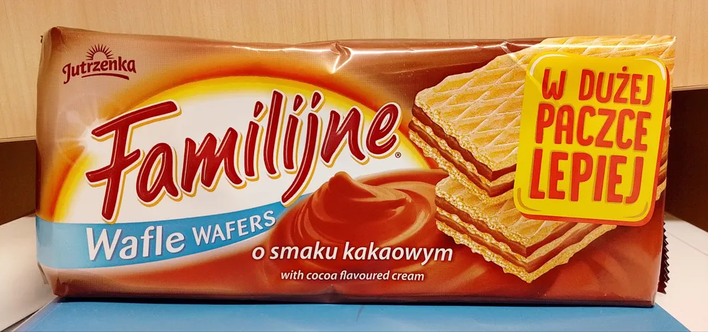 Wafers with cocoa flavoured cream
