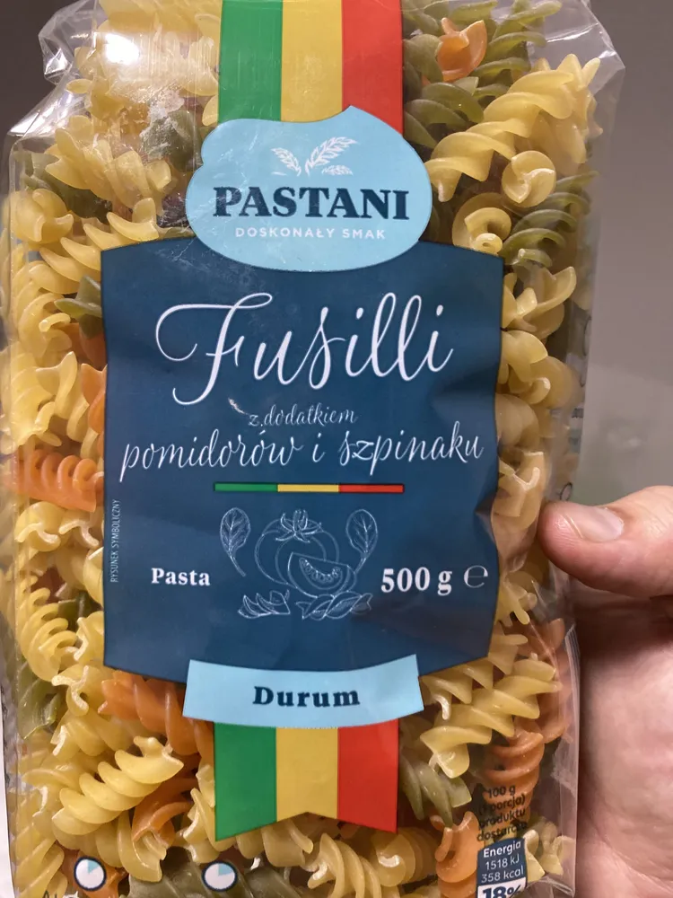 Fusilli z dodatkiem pomidorów i szpinaku