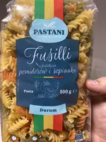 Fusilli z dodatkiem pomidorów i szpinaku