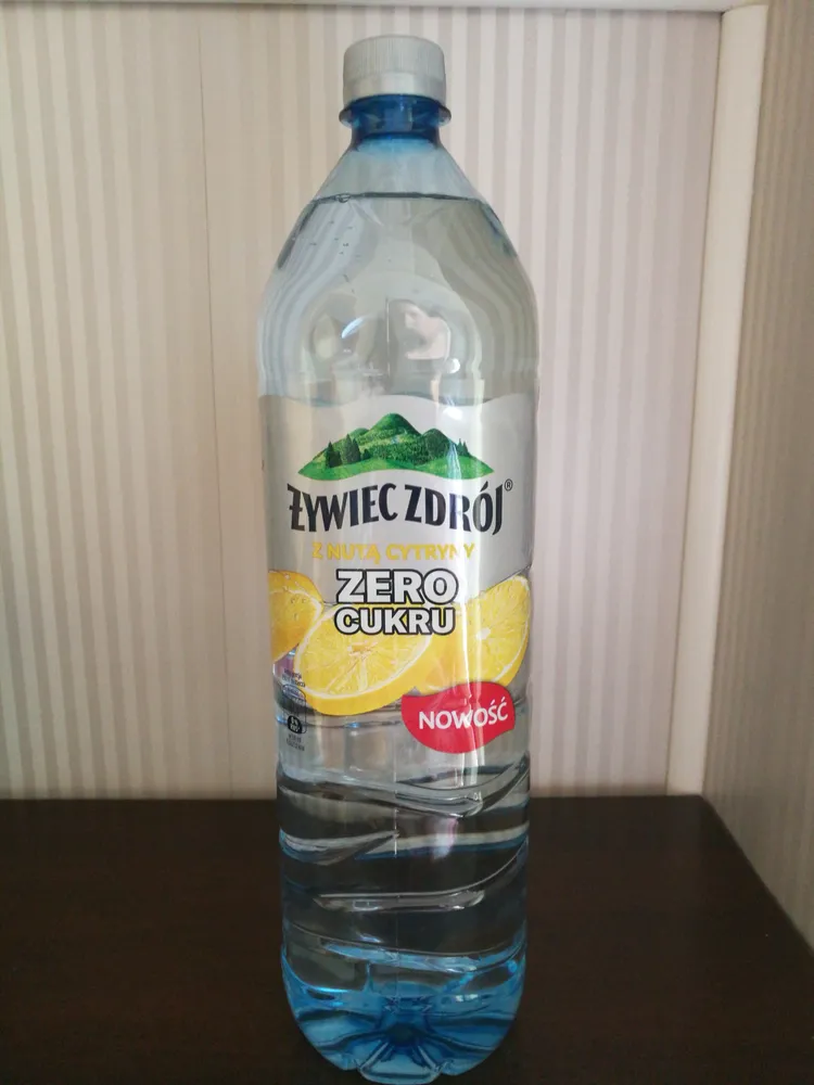 Żywiec Zdrój z Nutą, zero cukru. Napój niegazowany o smaku cytryny.