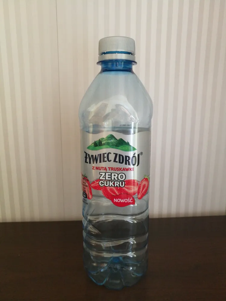 Żywiec Zdrój z Nutą, zero cukru. Napój niegazowany o smaku truskawkowym